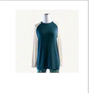 Kate Quinn Women’s two toned blue & white long sleeve raglan bamboo top, Size M